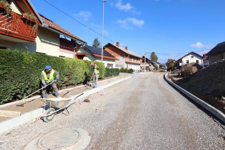 Izgradnja kanalizacije in obnova vodovoda na Dolenjem Jezeru 07 Foto Ljubo Vukelič